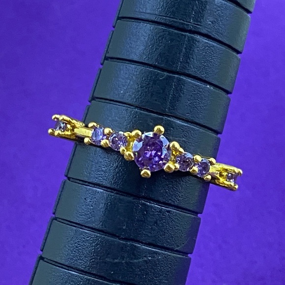 💛 Elegant Gold Plated Purple CZ Gemstone Ring - Picture 4 of 5